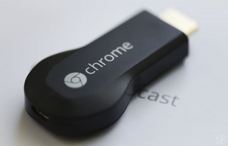 1024px-Chromecast_dongle