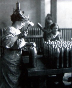 1915-1916_-_Femme_au_travail_dans_une_usine_d'obus