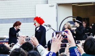 Sekai_No_Owari_Free_Live_-Tree-_in_Tokyo-_Saori,_Fukase,_DJ_LOVE_&_Nakajin